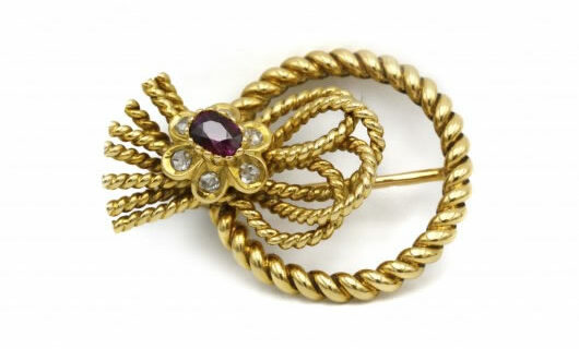 Broche en or avec rubis